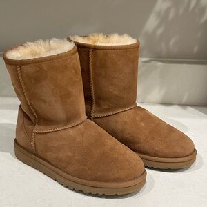 UGG Kids Classic II Boots, size 4